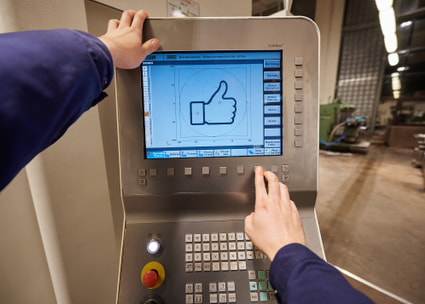 Mani utilizzano un dispositivo per la logistica